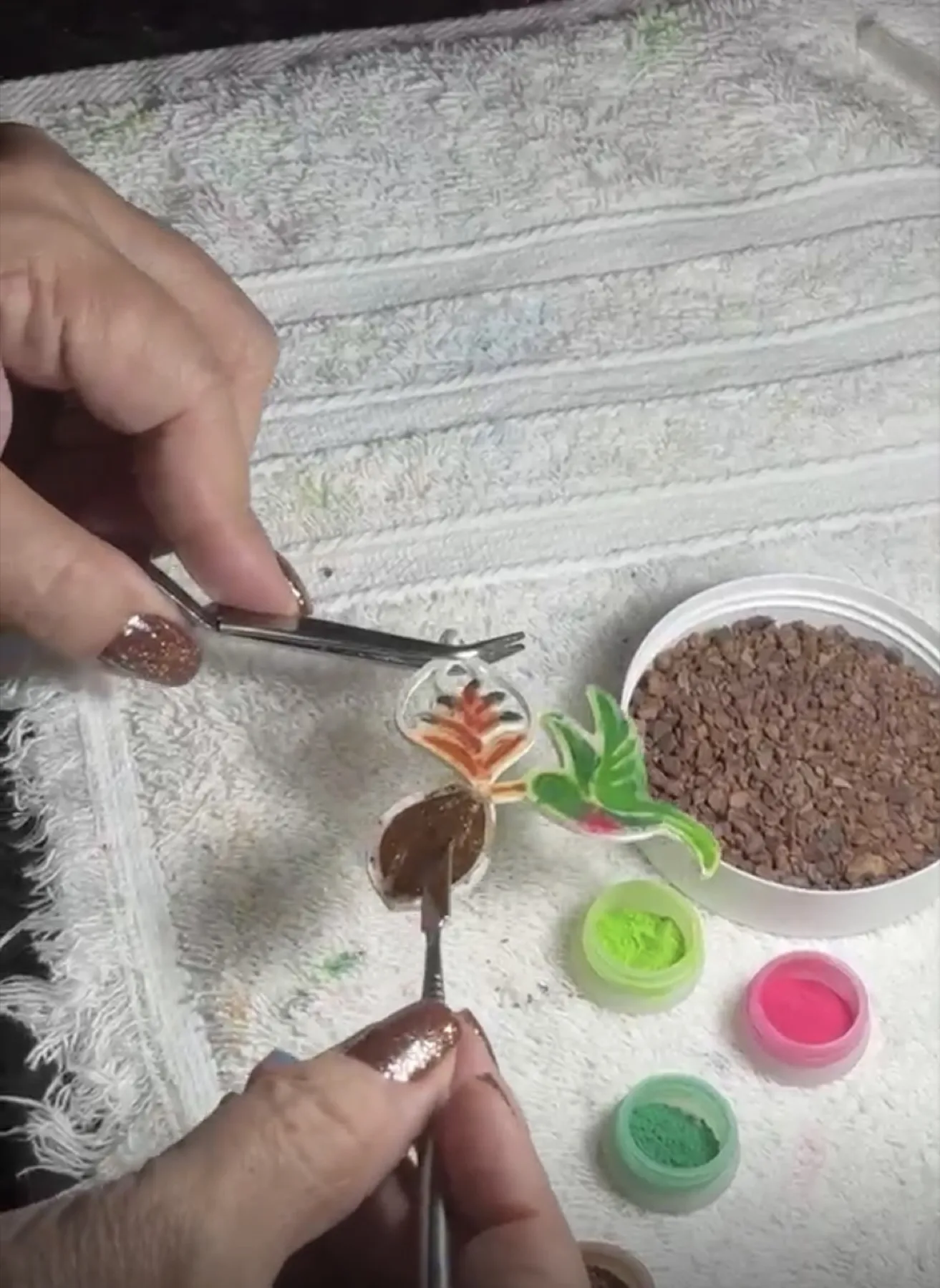 Pará enameling applied by hand